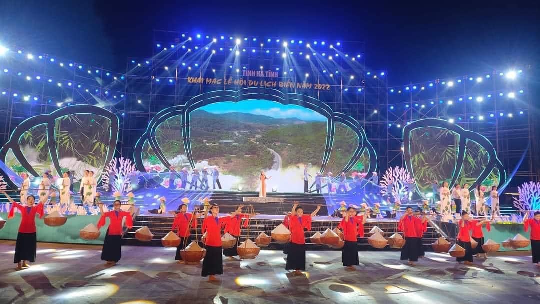 Sự kiện - Hà Tĩnh: Người dân đội mưa tham gia khai hội du lịch biển năm 2022 (Hình 2).