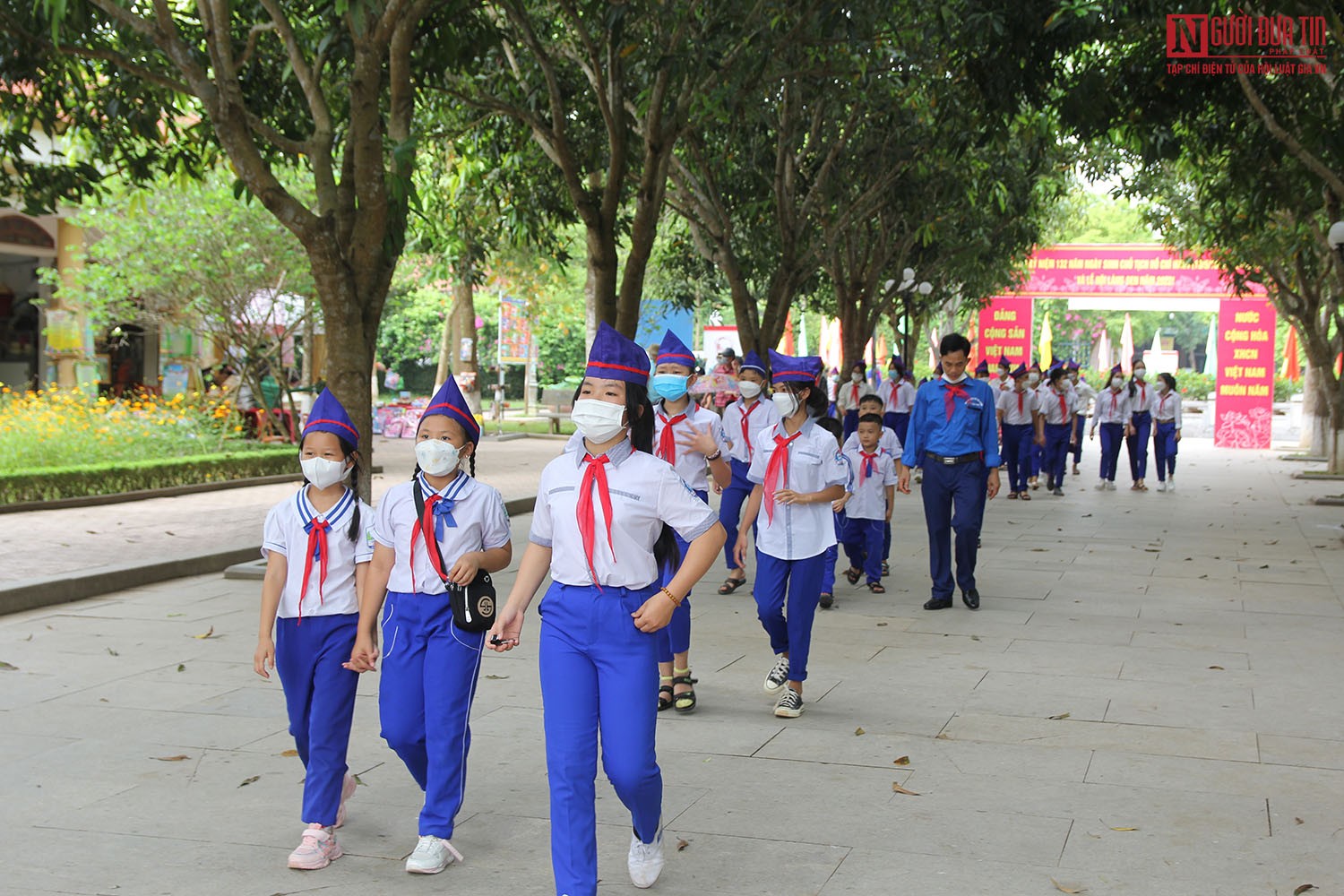 Văn hoá - Hàng nghìn du khách mang hoa tươi đến thăm quê Bác