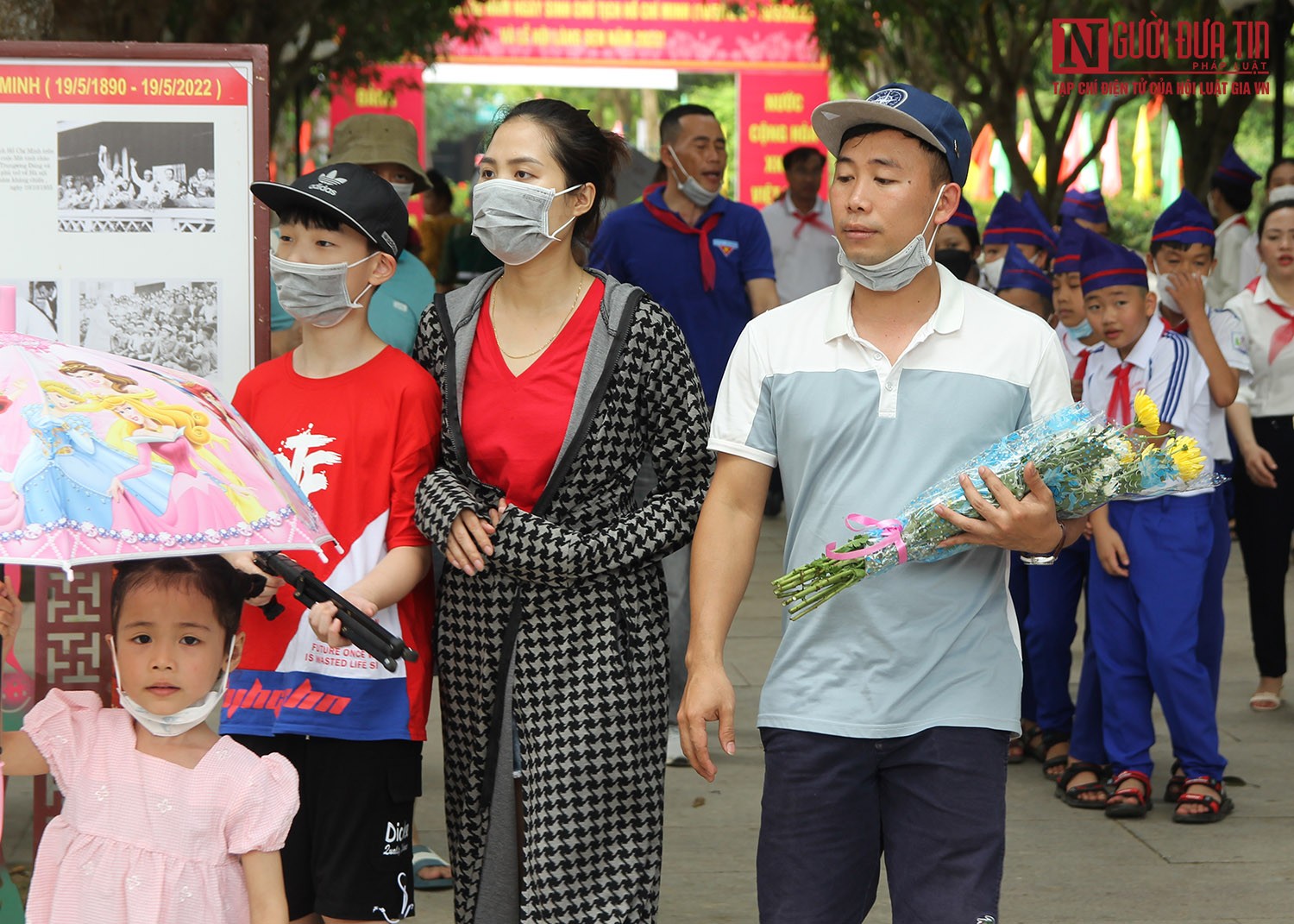 Văn hoá - Hàng nghìn du khách mang hoa tươi đến thăm quê Bác (Hình 2).