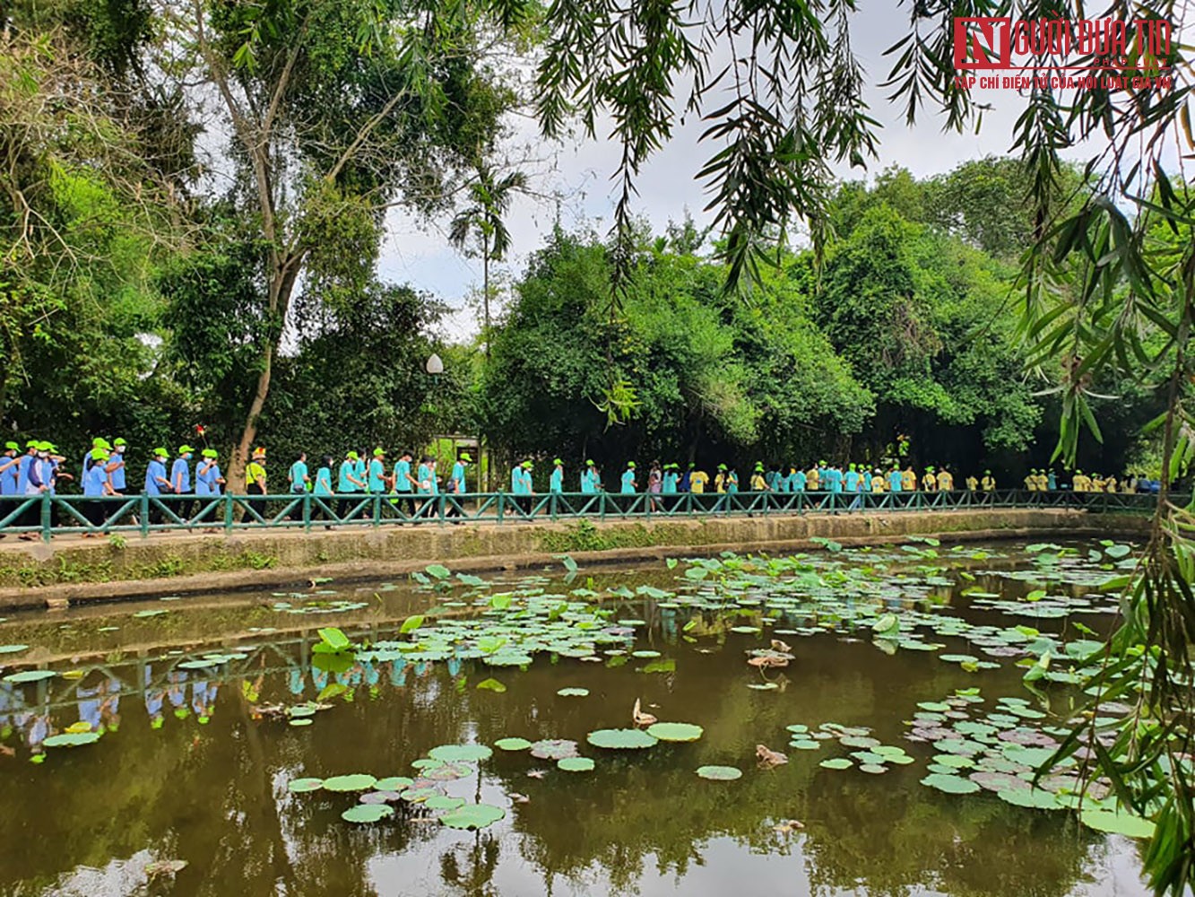 Văn hoá - Hàng nghìn du khách mang hoa tươi đến thăm quê Bác (Hình 3).