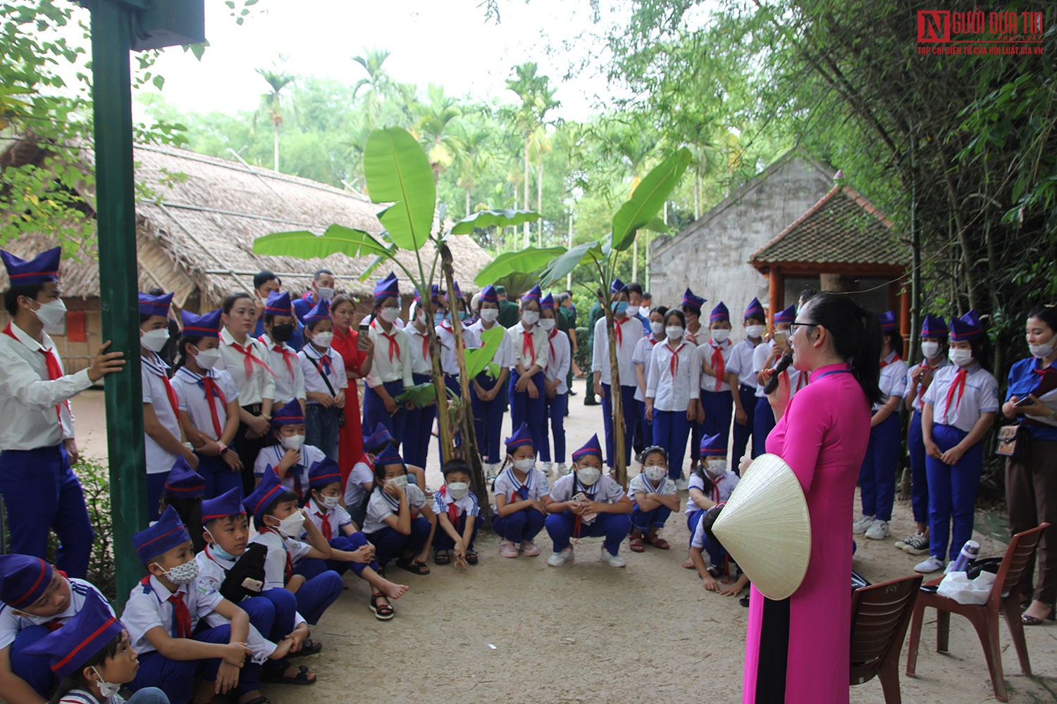 Văn hoá - Hàng nghìn du khách mang hoa tươi đến thăm quê Bác (Hình 8).