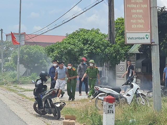 An ninh - Hình sự - Công an làm rõ vụ vợ chồng cãi nhau, mang xe tay ga ra châm lửa đốt