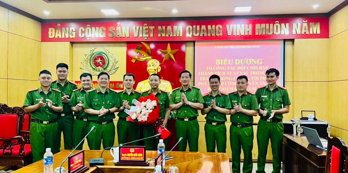 An ninh - Hình sự - Bắt 10 đối tượng trong nhóm nhân viên ngân hàng “rởm” lừa đảo hơn 1 tỷ