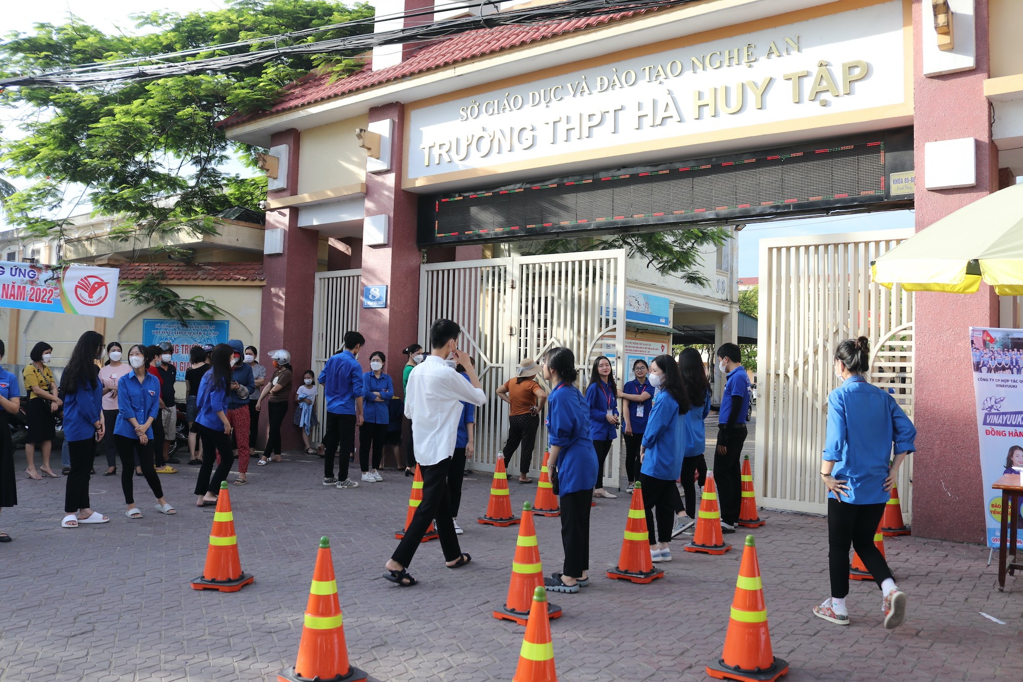 Giáo dục - Nhiều thí sinh đến trễ trong buổi đầu tiên kỳ thi tốt nghiệp THPT 2022