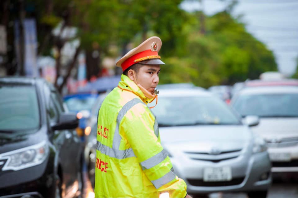Giáo dục - Công an đội mưa hỗ trợ thí sinh thi tốt nghiệp THPT 2022 (Hình 2).