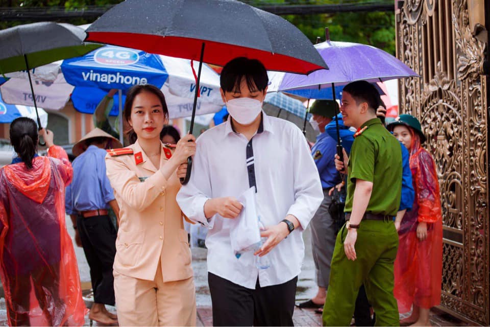 Giáo dục - Công an đội mưa hỗ trợ thí sinh thi tốt nghiệp THPT 2022 (Hình 4).