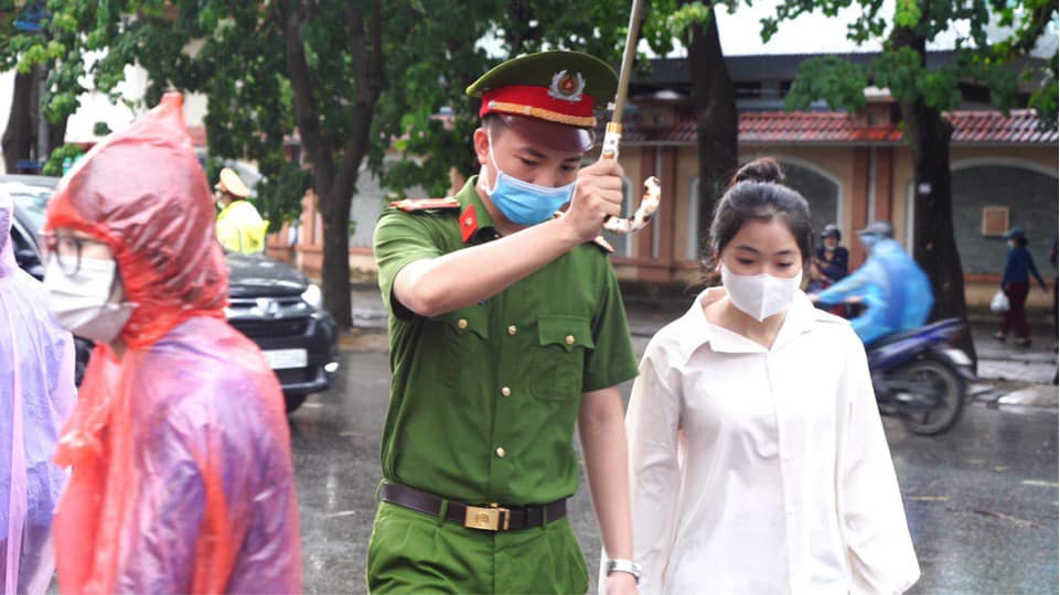 Giáo dục - Công an đội mưa hỗ trợ thí sinh thi tốt nghiệp THPT 2022 (Hình 5).