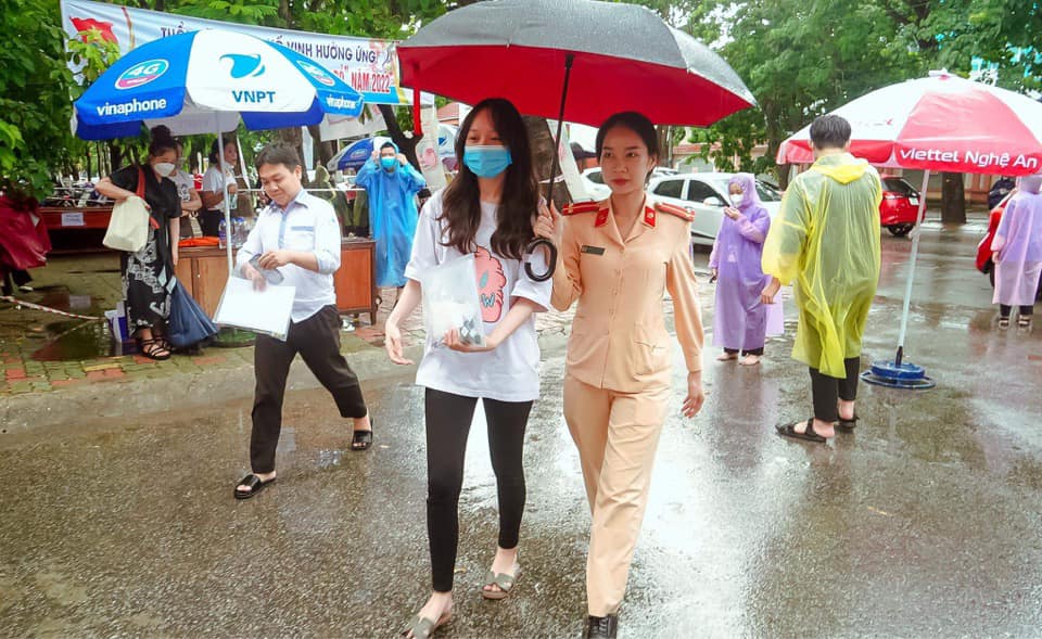 Giáo dục - Công an đội mưa hỗ trợ thí sinh thi tốt nghiệp THPT 2022 (Hình 6).