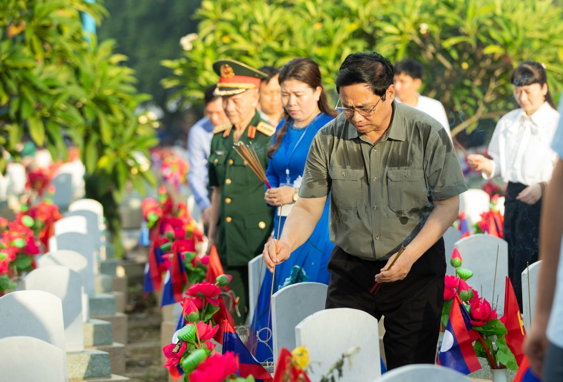 Sự kiện - Thủ tướng dâng hương tại Nghĩa trang Liệt sĩ quốc tế Việt – Lào (Hình 3).