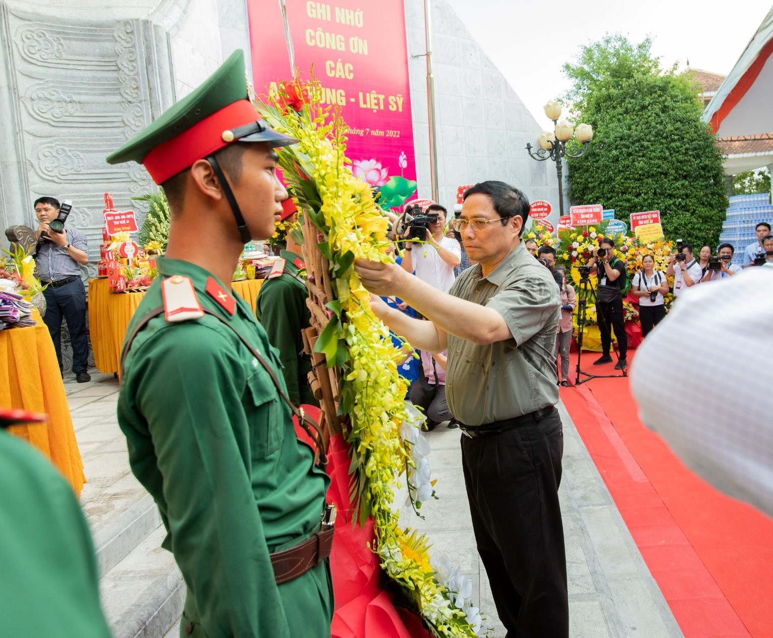 Sự kiện - Thủ tướng dâng hương tại Nghĩa trang Liệt sĩ quốc tế Việt – Lào (Hình 2).