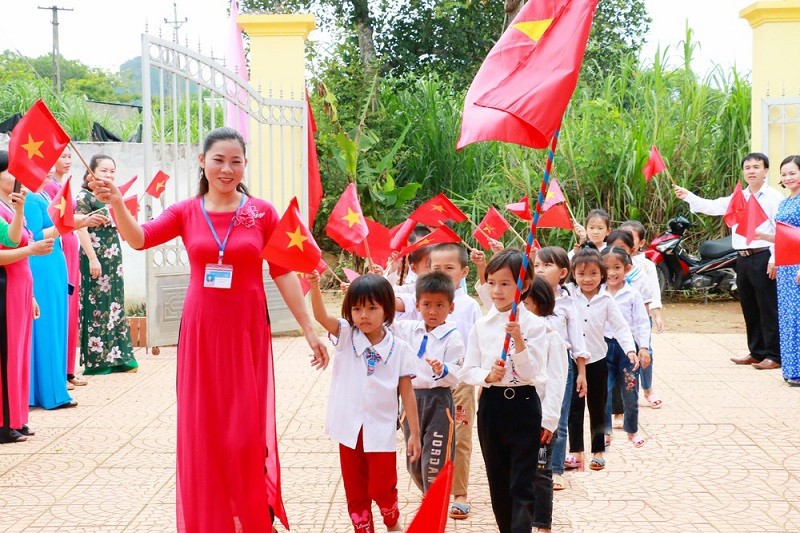 Giáo dục - Giáo viên đến từng nhà, vận động từng em học sinh tới trường học chữ (Hình 3).