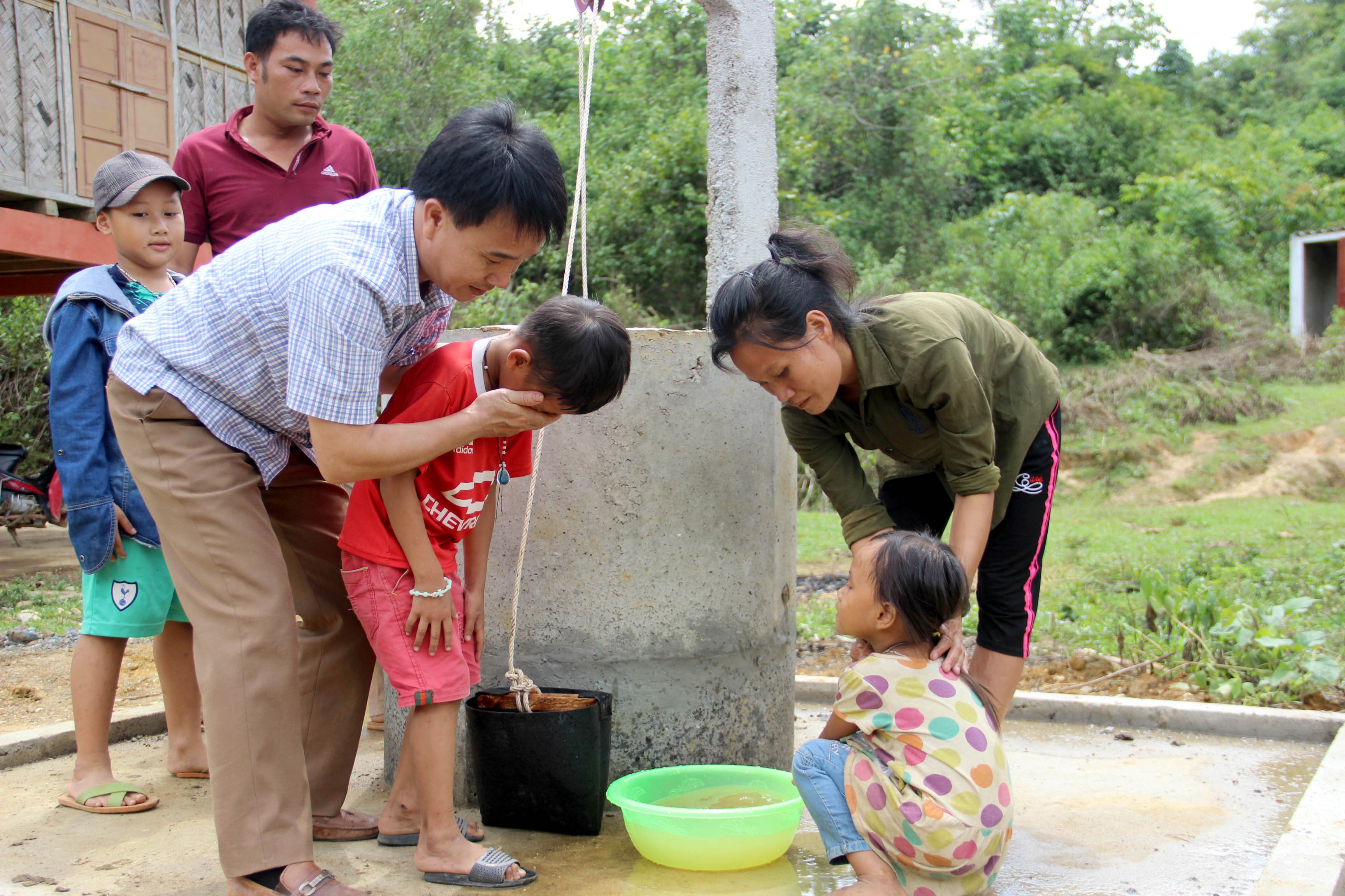 Giáo dục -  “GIEO CHỮ” CHO NHỮNG MẦM XANH TRONG ĐẠI NGÀN: Tận tâm dạy chữ, ân cần trong sinh hoạt dạy kỹ năng sống (Hình 2).