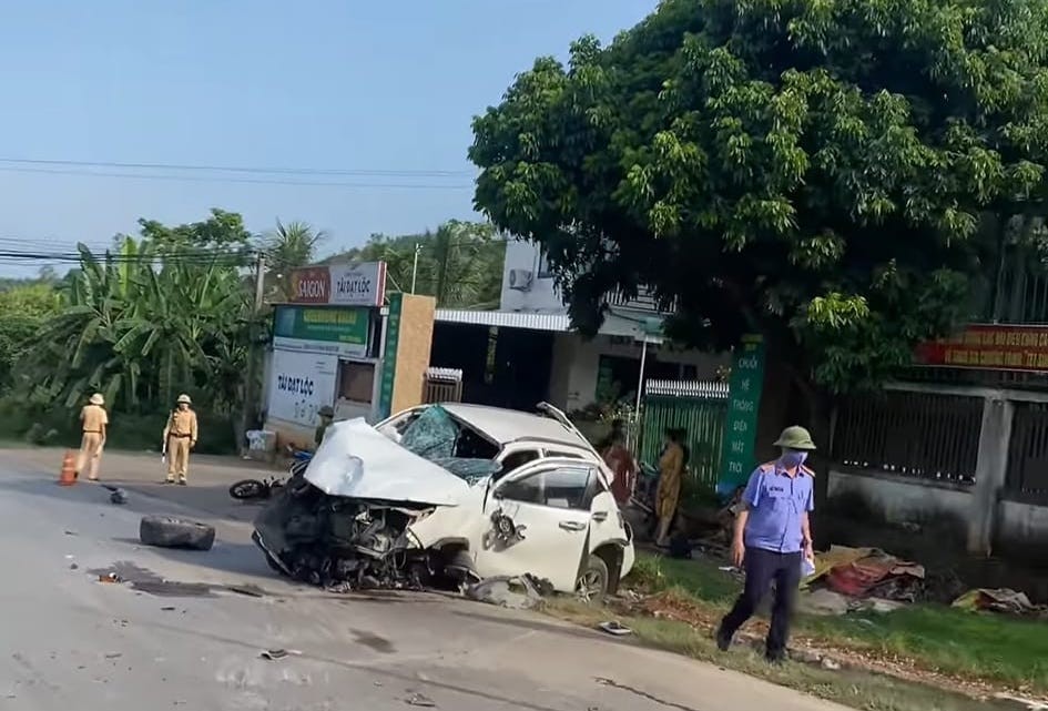 Xa lộ - Clip: Xe ô tô lao nhanh húc vào xe máy khiến 2 vợ chồng tử vong (Hình 2).