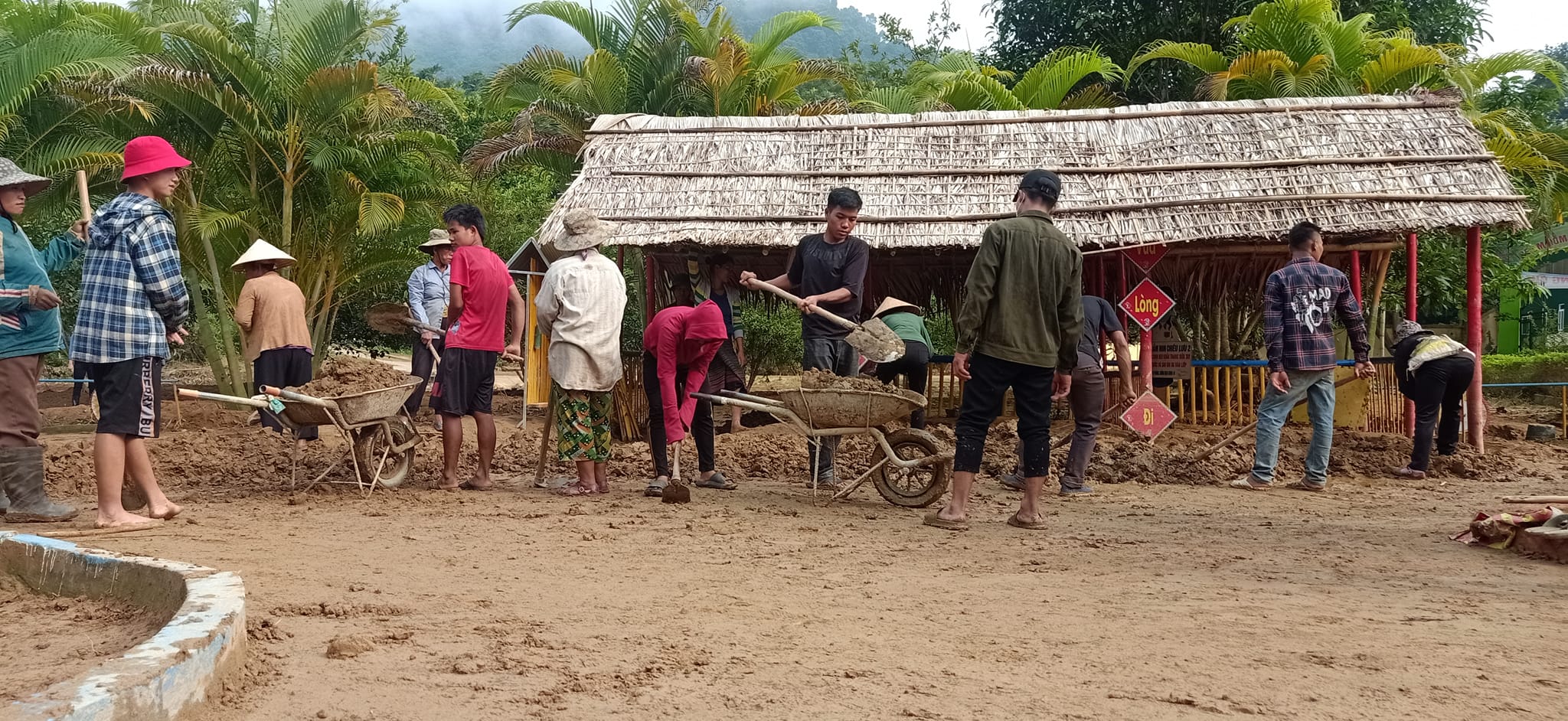 Giáo dục - Nghệ An: Thầy cô lội bùn dọn dẹp trường học để đón học sinh sau lũ  (Hình 5).