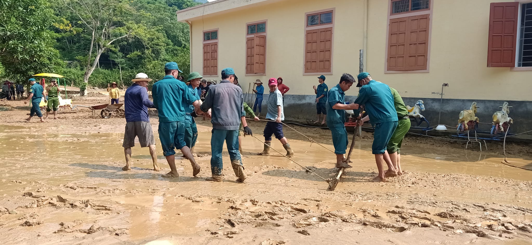 Giáo dục - Nghệ An: Thầy cô lội bùn dọn dẹp trường học để đón học sinh sau lũ  (Hình 4).