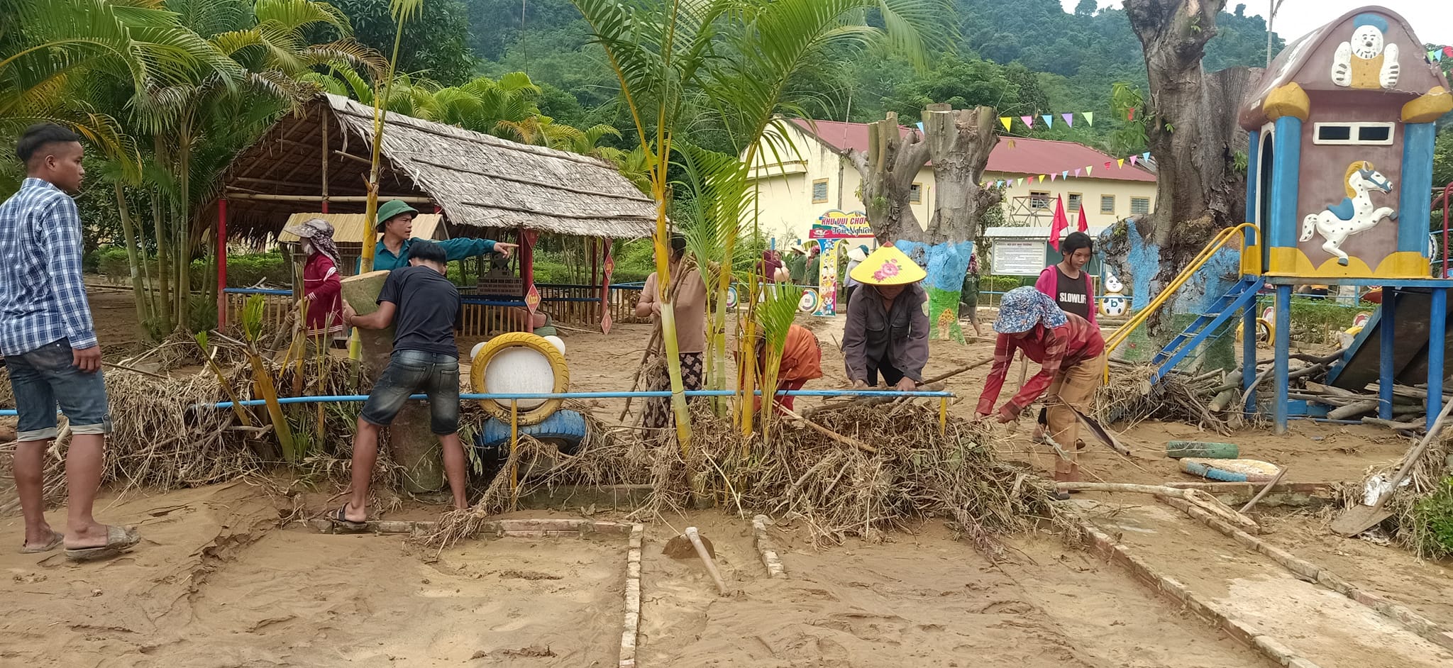 Giáo dục - Nghệ An: Thầy cô lội bùn dọn dẹp trường học để đón học sinh sau lũ  (Hình 9).