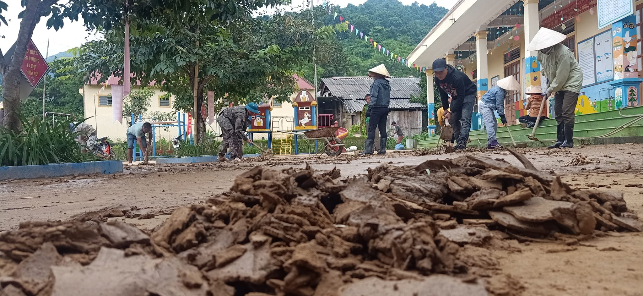 Giáo dục - Nghệ An: Thầy cô lội bùn dọn dẹp trường học để đón học sinh sau lũ  (Hình 2).