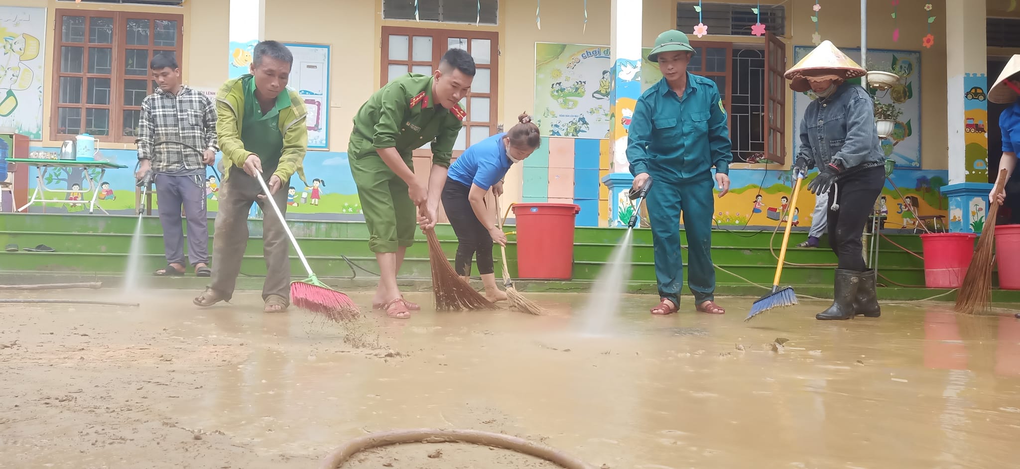 Giáo dục - Nghệ An: Thầy cô lội bùn dọn dẹp trường học để đón học sinh sau lũ  (Hình 13).