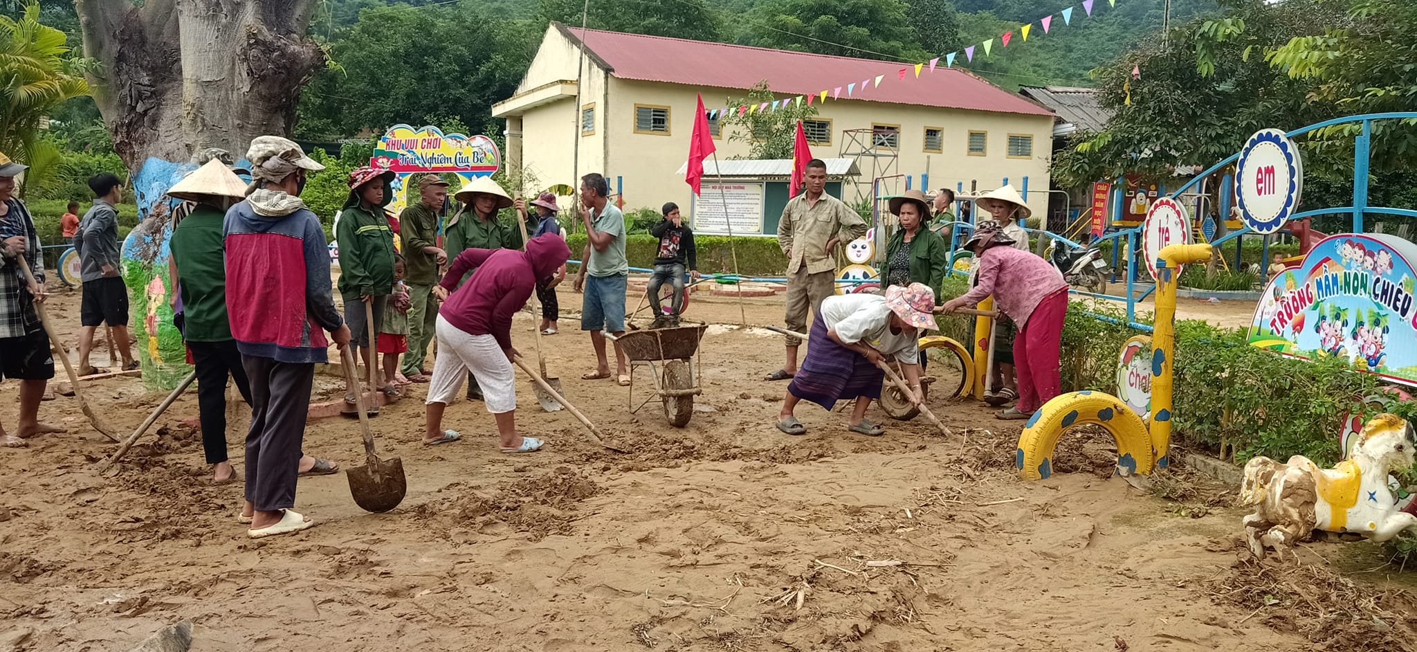 Giáo dục - Nghệ An: Thầy cô lội bùn dọn dẹp trường học để đón học sinh sau lũ 