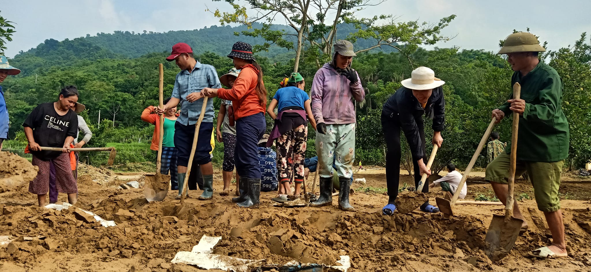 Giáo dục - Nghệ An: Thầy cô lội bùn dọn dẹp trường học để đón học sinh sau lũ  (Hình 6).