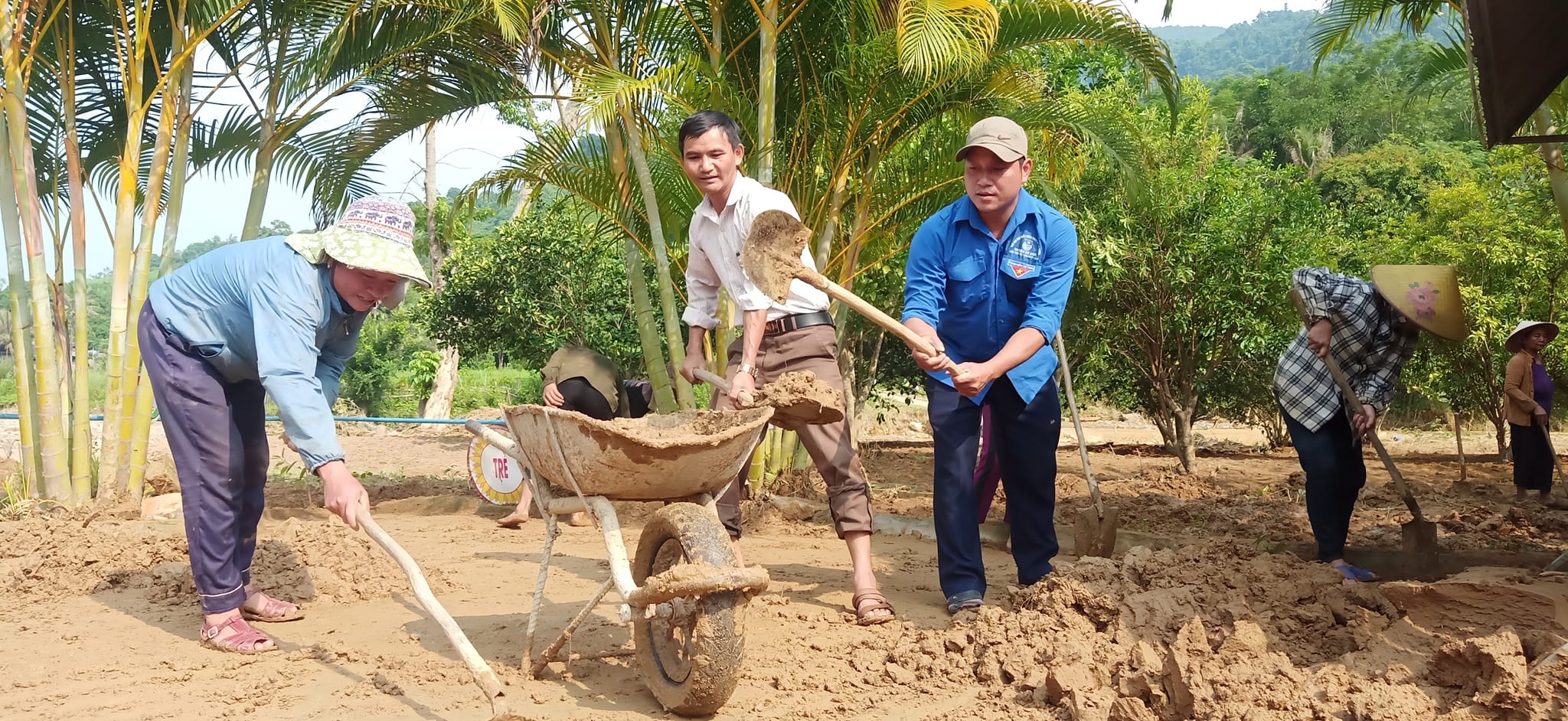 Giáo dục - Nghệ An: Thầy cô lội bùn dọn dẹp trường học để đón học sinh sau lũ  (Hình 7).