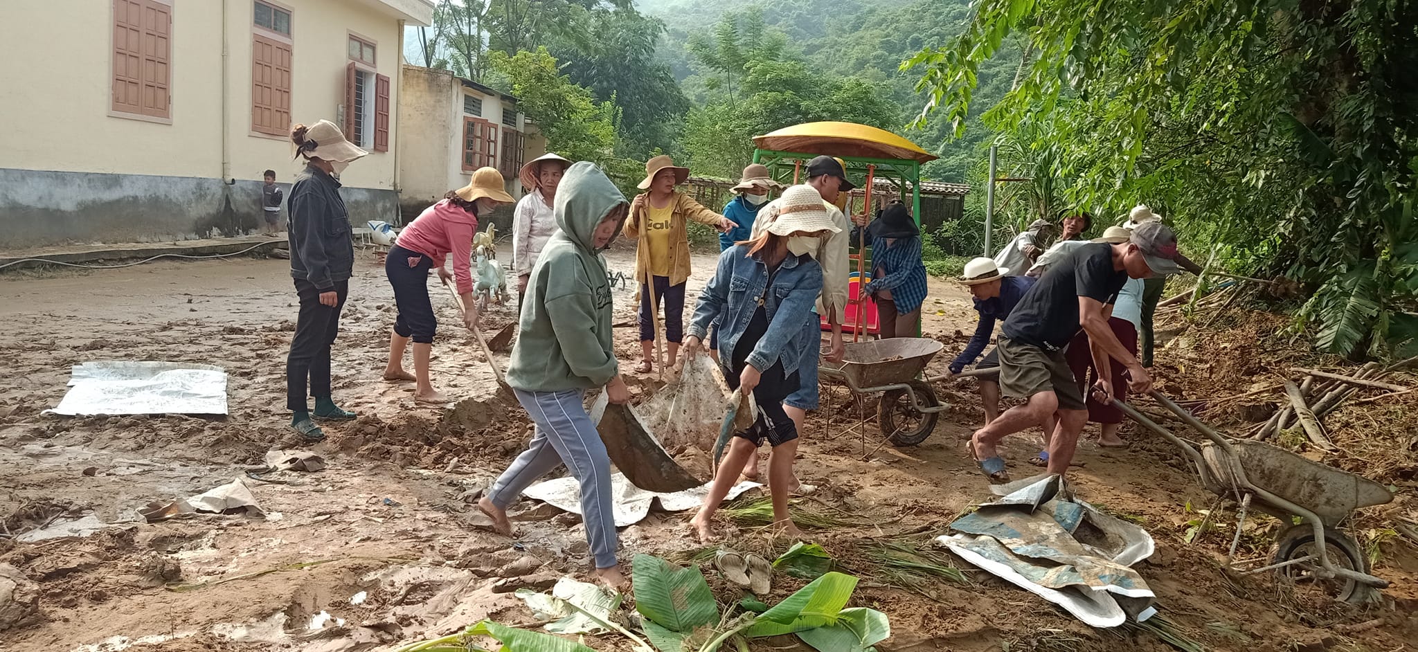 Giáo dục - Nghệ An: Thầy cô lội bùn dọn dẹp trường học để đón học sinh sau lũ  (Hình 3).