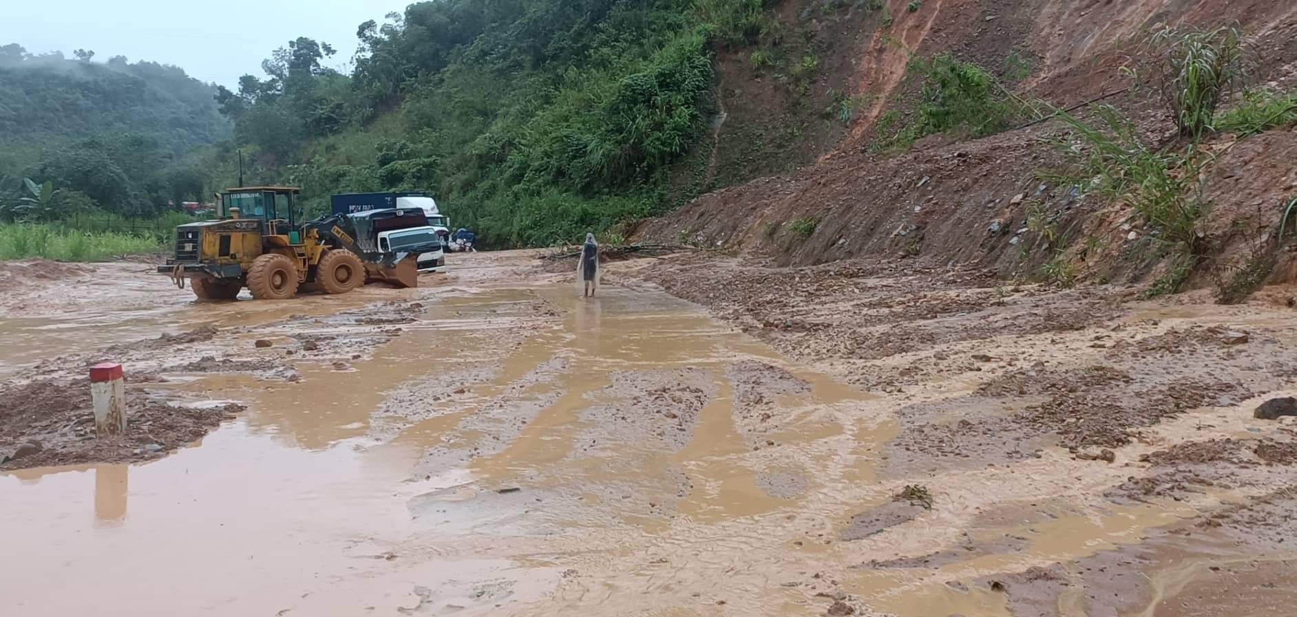 Sự kiện - Sạt lở nghiêm trọng do mưa lớn, Nghệ An phải đóng nhiều tuyến đường  (Hình 2).