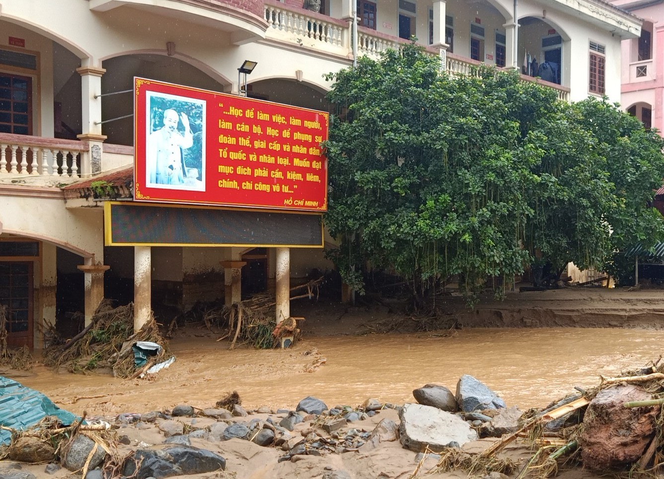 Dân sinh - Khung cảnh tan hoang sau trận lũ quét kinh hoàng ở Nghệ An (Hình 8).