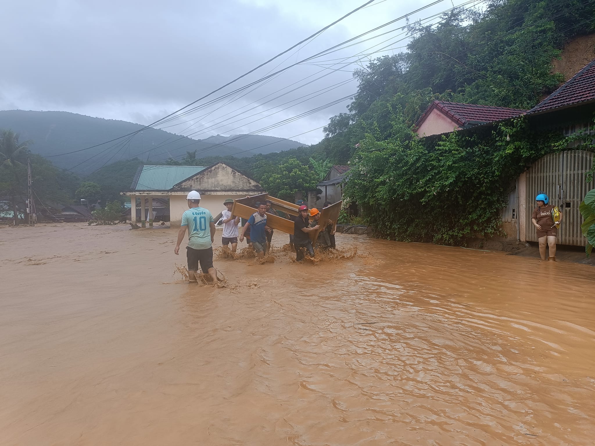 Dân sinh - Người dân kinh hoàng nhớ lại giây phút lũ quét phá nát bản làng (Hình 2).