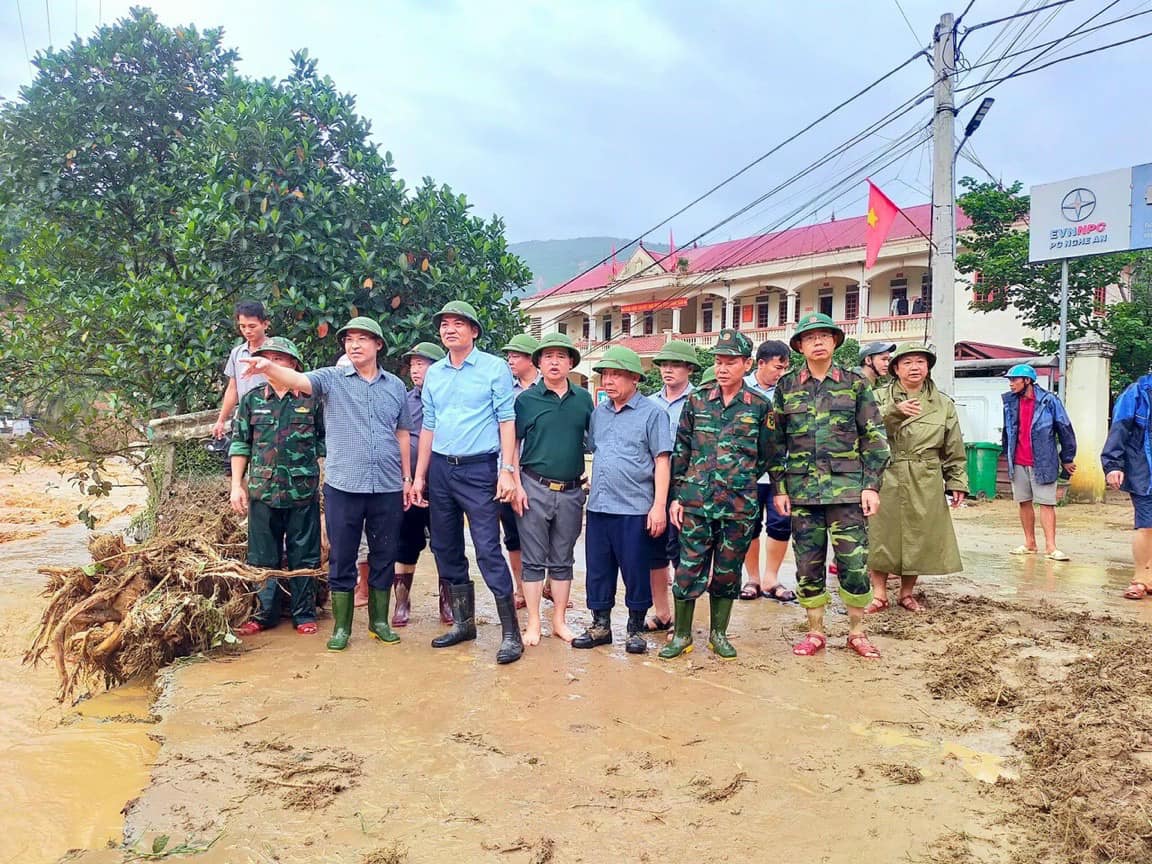 Dân sinh - Cấp bách cứu trợ người dân đang bị lũ chia cắt, không để ai thiếu đói (Hình 2).