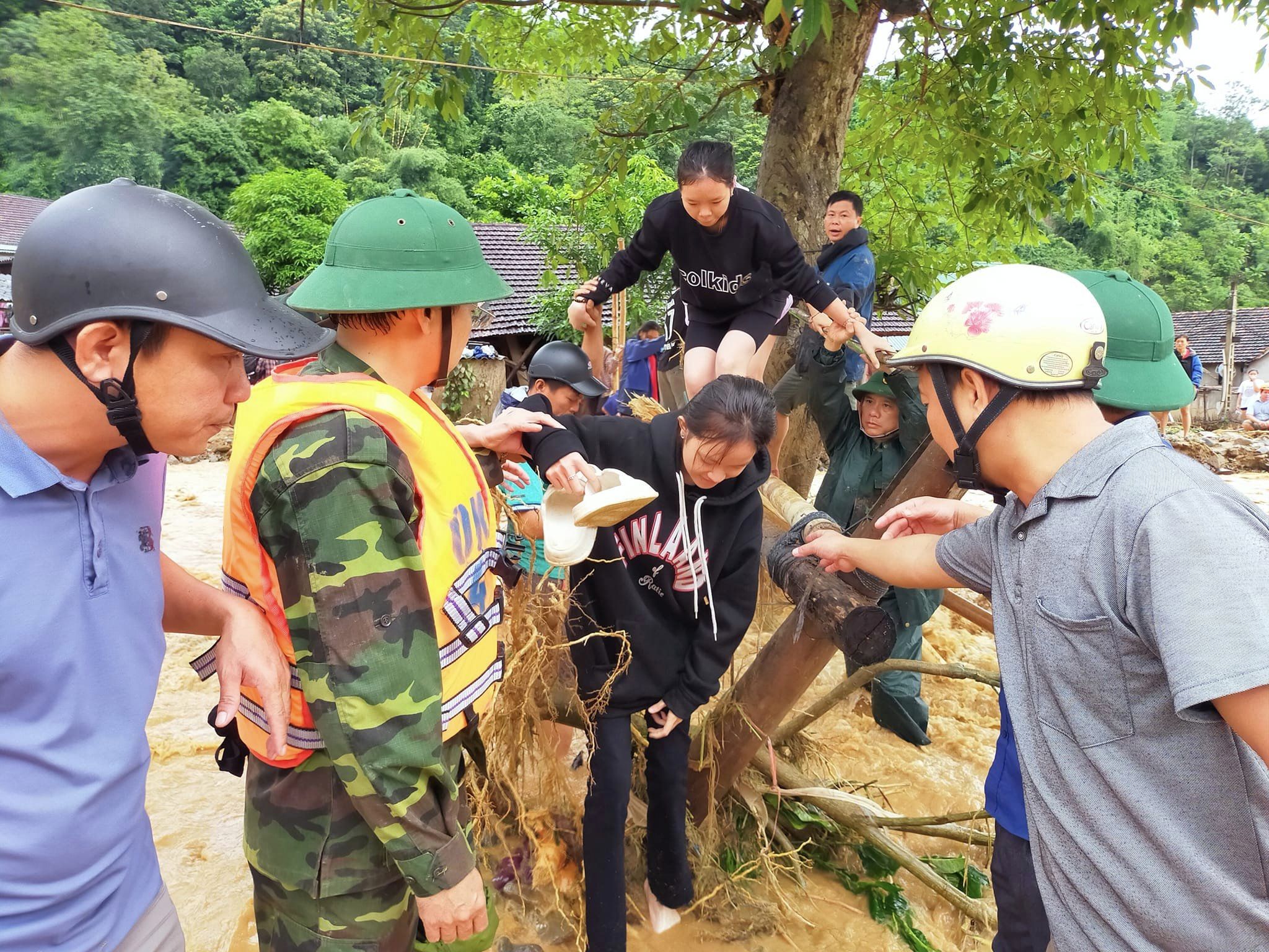 Sự kiện - Khẩn cấp làm cầu tạm vượt lũ, tiếp tế lương thực cho người dân bị cô lập (Hình 4).