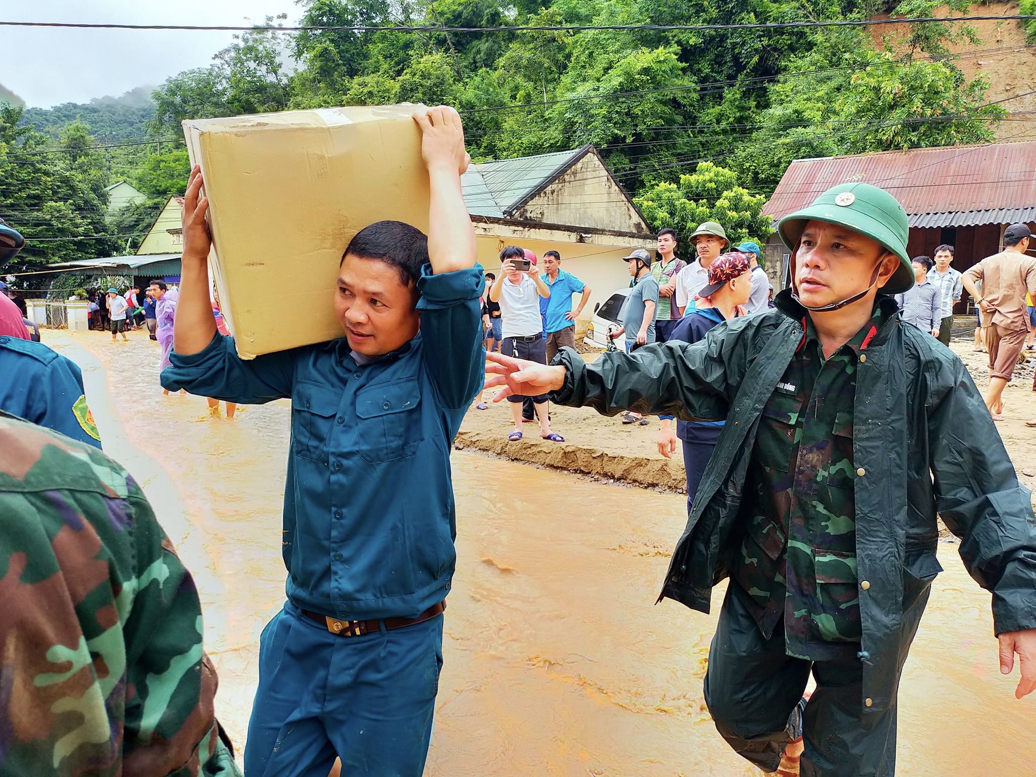 Sự kiện - Khẩn cấp làm cầu tạm vượt lũ, tiếp tế lương thực cho người dân bị cô lập (Hình 6).