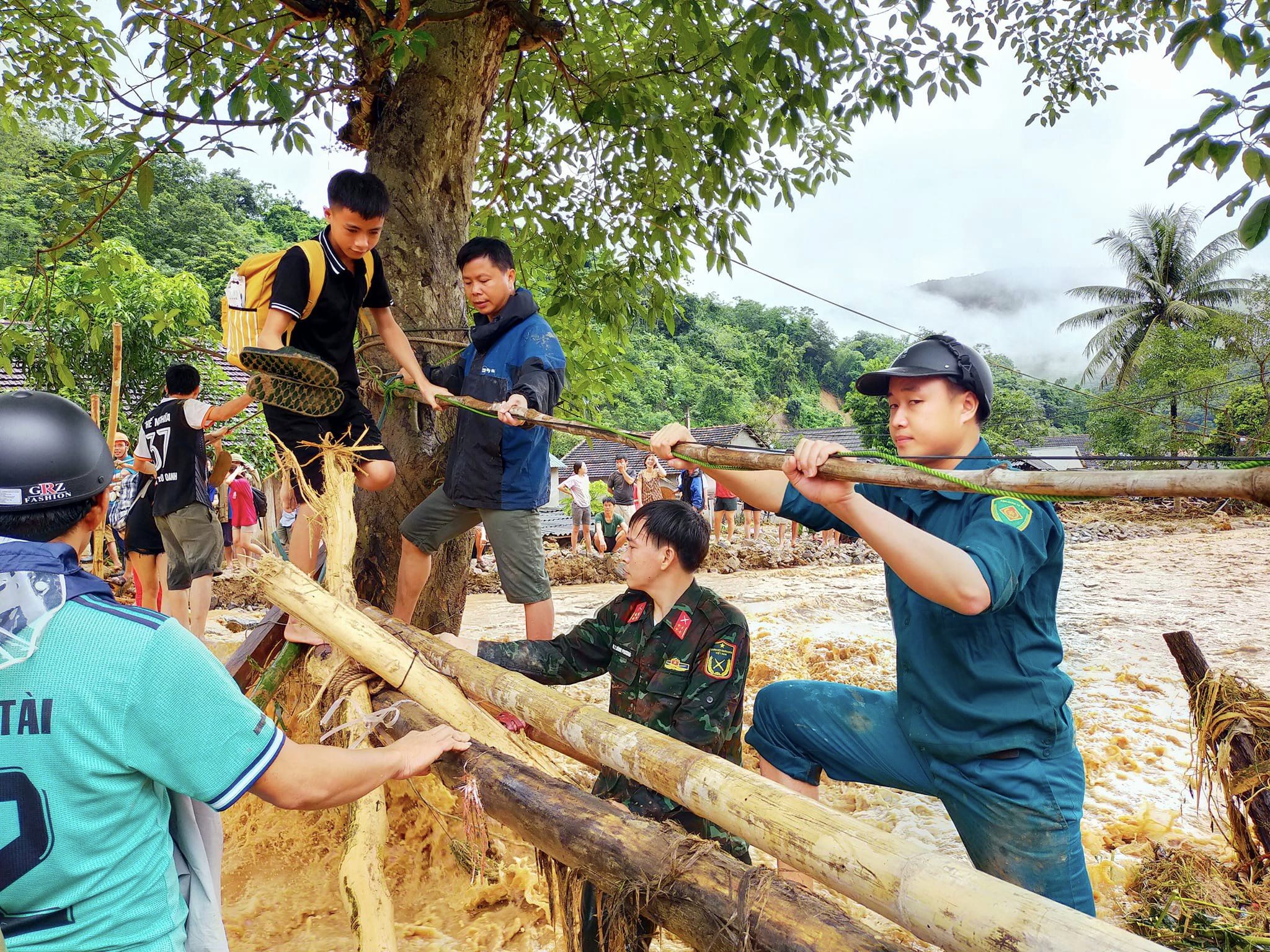 Sự kiện - Khẩn cấp làm cầu tạm vượt lũ, tiếp tế lương thực cho người dân bị cô lập (Hình 3).