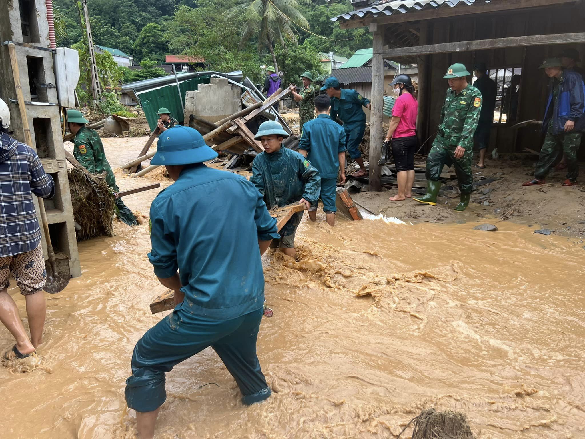 Sự kiện - Khẩn cấp làm cầu tạm vượt lũ, tiếp tế lương thực cho người dân bị cô lập (Hình 7).