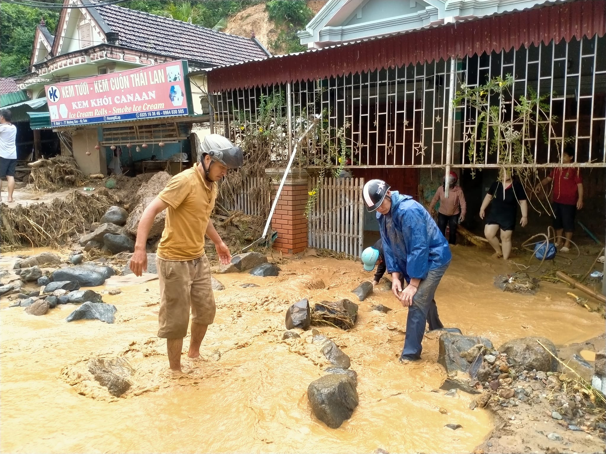 Sự kiện - Giây phút thoát khỏi “tử thần” trong trận lũ quét kinh hoàng ở Nghệ An (Hình 4).