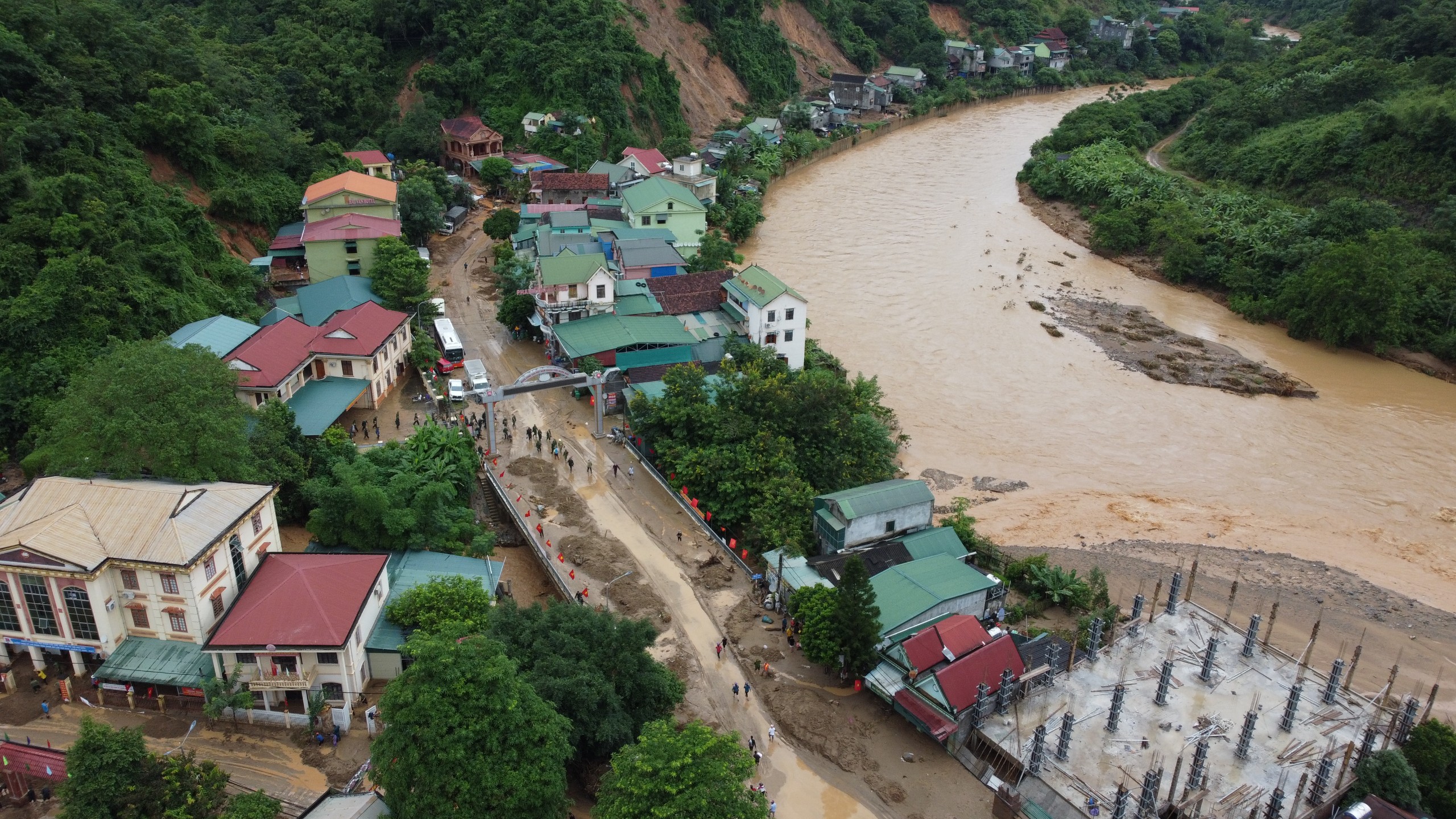 Sự kiện - Khung cảnh tan hoang của huyện biên giới nhìn từ trên cao sau trận lũ quét (Hình 10).