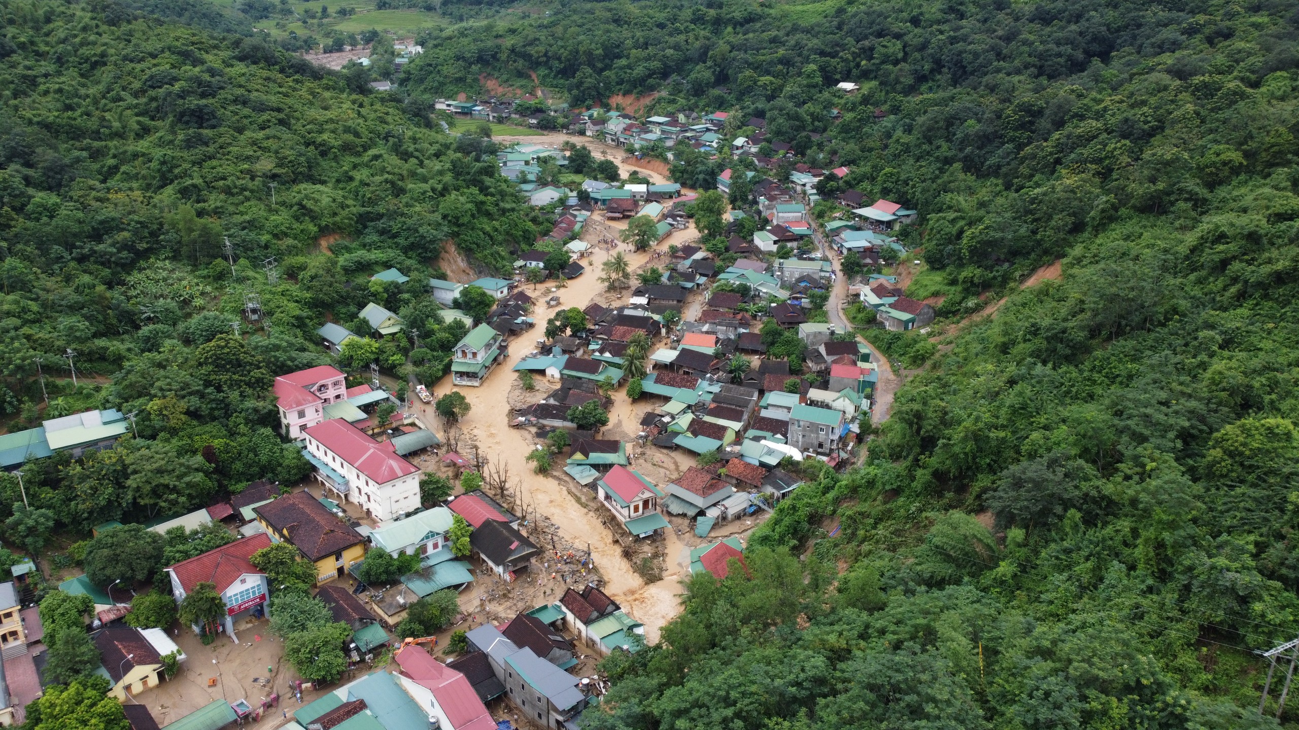 Sự kiện - Khung cảnh tan hoang của huyện biên giới nhìn từ trên cao sau trận lũ quét