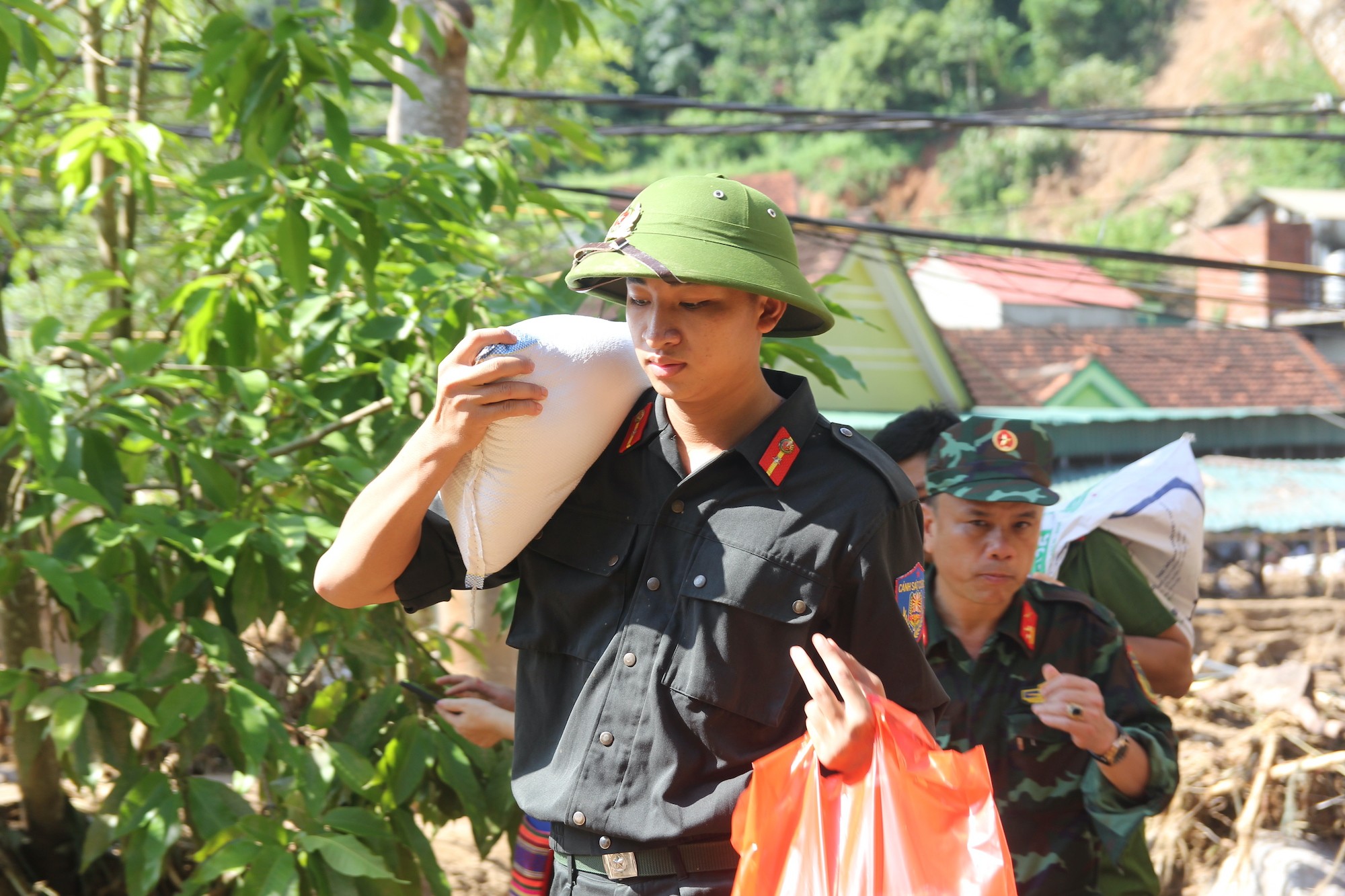 Sự kiện - Lũ quét toàn bộ tài sản, người dân vượt rừng, lội suối xin cứu trợ (Hình 8).