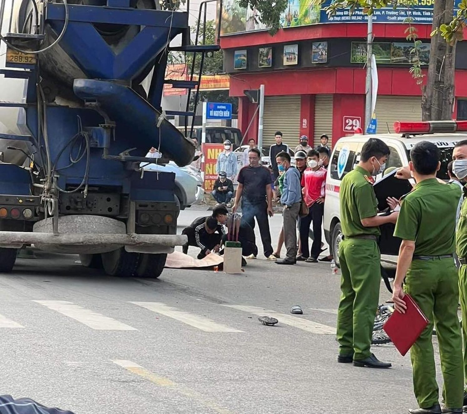 Dân sinh - Nghệ An: Liên tục xảy ra tai nạn liên quan xe bồn, 2 người tử vong (Hình 2).