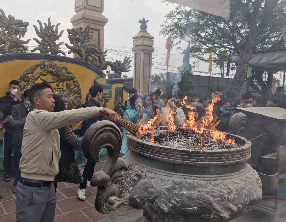 Văn hoá - Hàng nghìn người đi lễ đền ông Hoàng Mười cầu phúc lộc đầu năm (Hình 5).