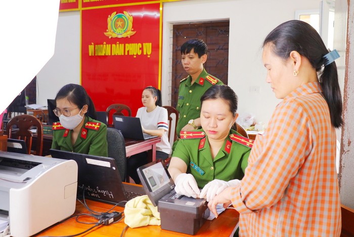 Chính sách - Hưng Nguyên, Nghệ An: Huy động tối đa lực lượng đến tận giường bệnh giúp dân làm căn cước  (Hình 4).