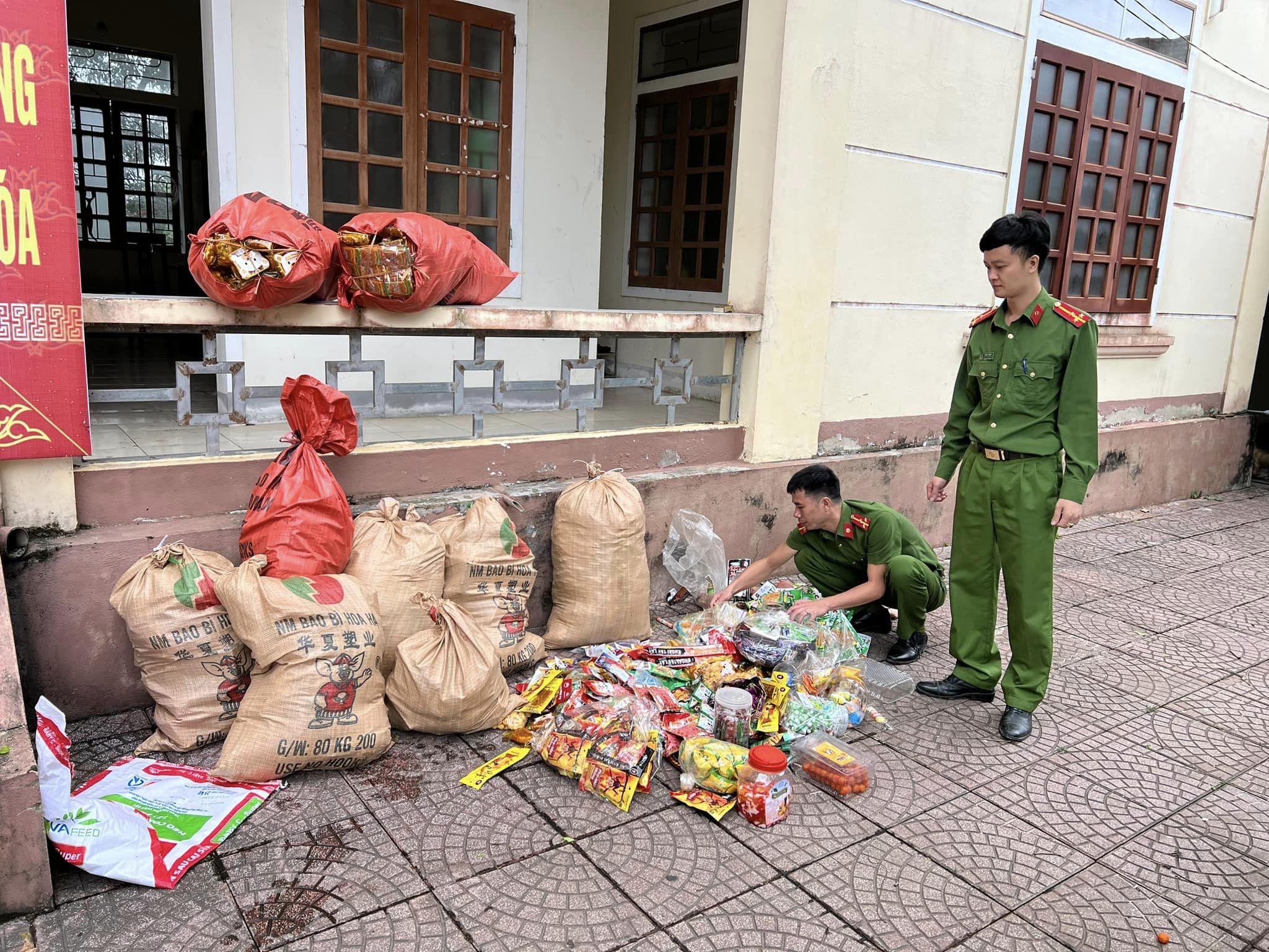 Giáo dục - Nghệ An: Tiêu hủy quà ăn vặt độc hại, thực phẩm bẩn trước cổng trường