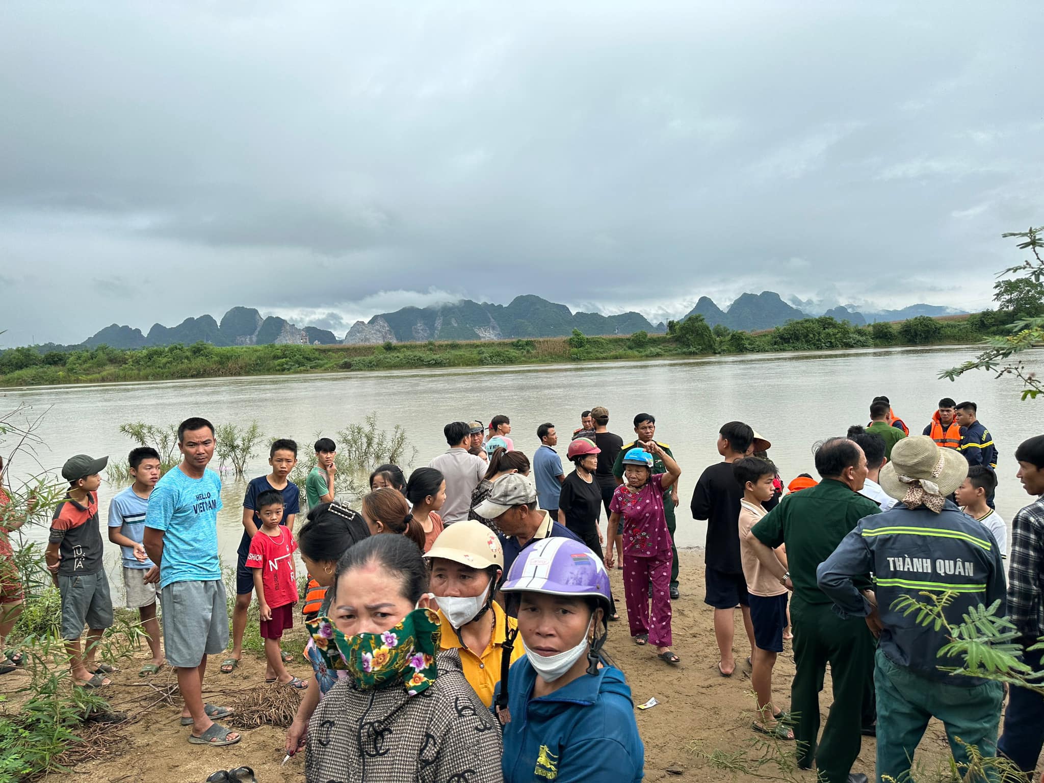 Dân sinh - Nghệ An: Bố mẹ khóc ngất khi nhận thi thể 2 người con đuối nước ở sông Lam (Hình 3).