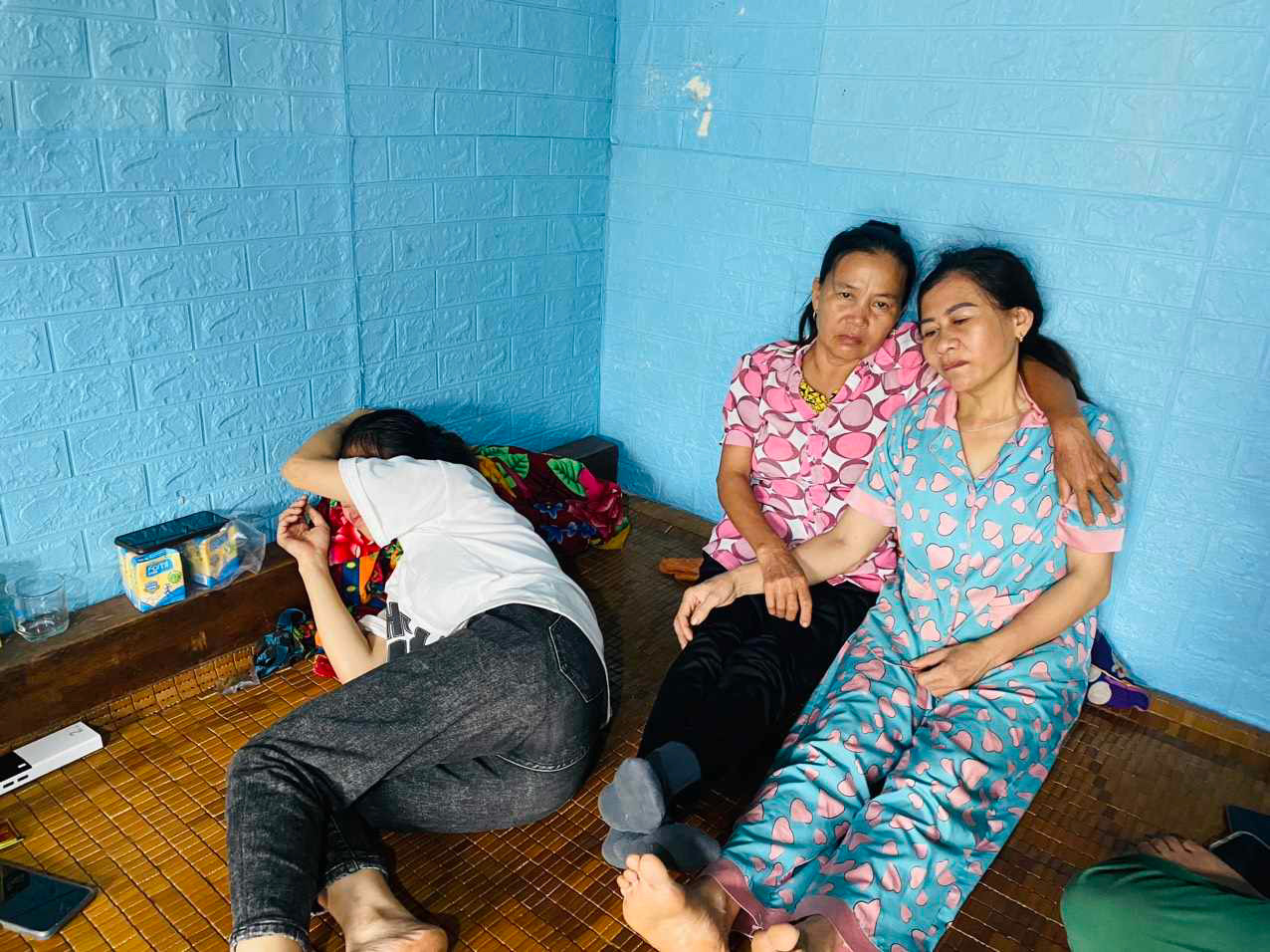 Dân sinh - Nghệ An: Bố mẹ khóc ngất khi nhận thi thể 2 người con đuối nước ở sông Lam (Hình 2).