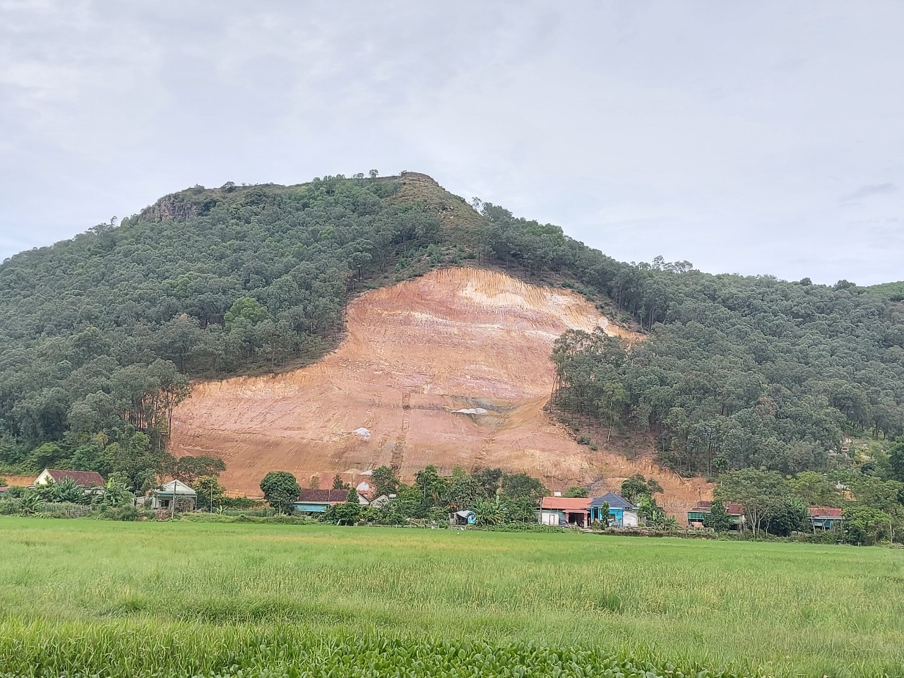 Môi trường - Thi công dự án chống sạt lở “cầm chừng”, người dân lo sợ trước mùa mưa