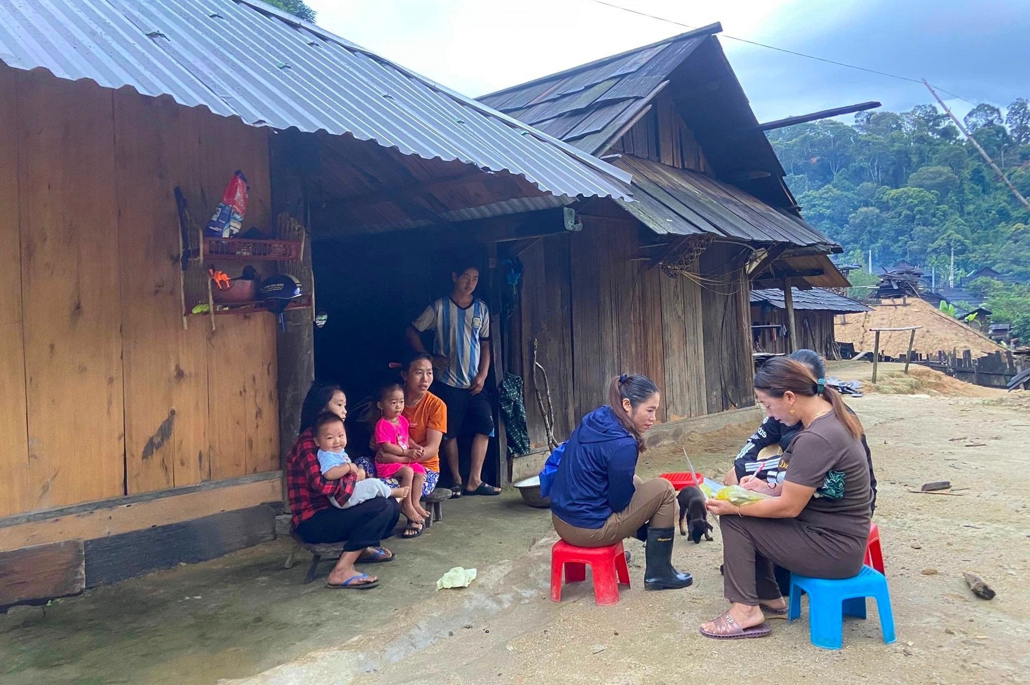 Giáo dục - Hành trình 'cõng chữ' lên non: Giáo viên không quản lội bùn đưa học sinh trở lại trường (Hình 4).