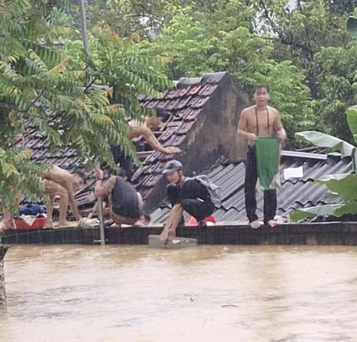 Dân sinh - Bùn đất bao phủ, học sinh mất hết sách vở do bị trôi theo nước lũ (Hình 5).