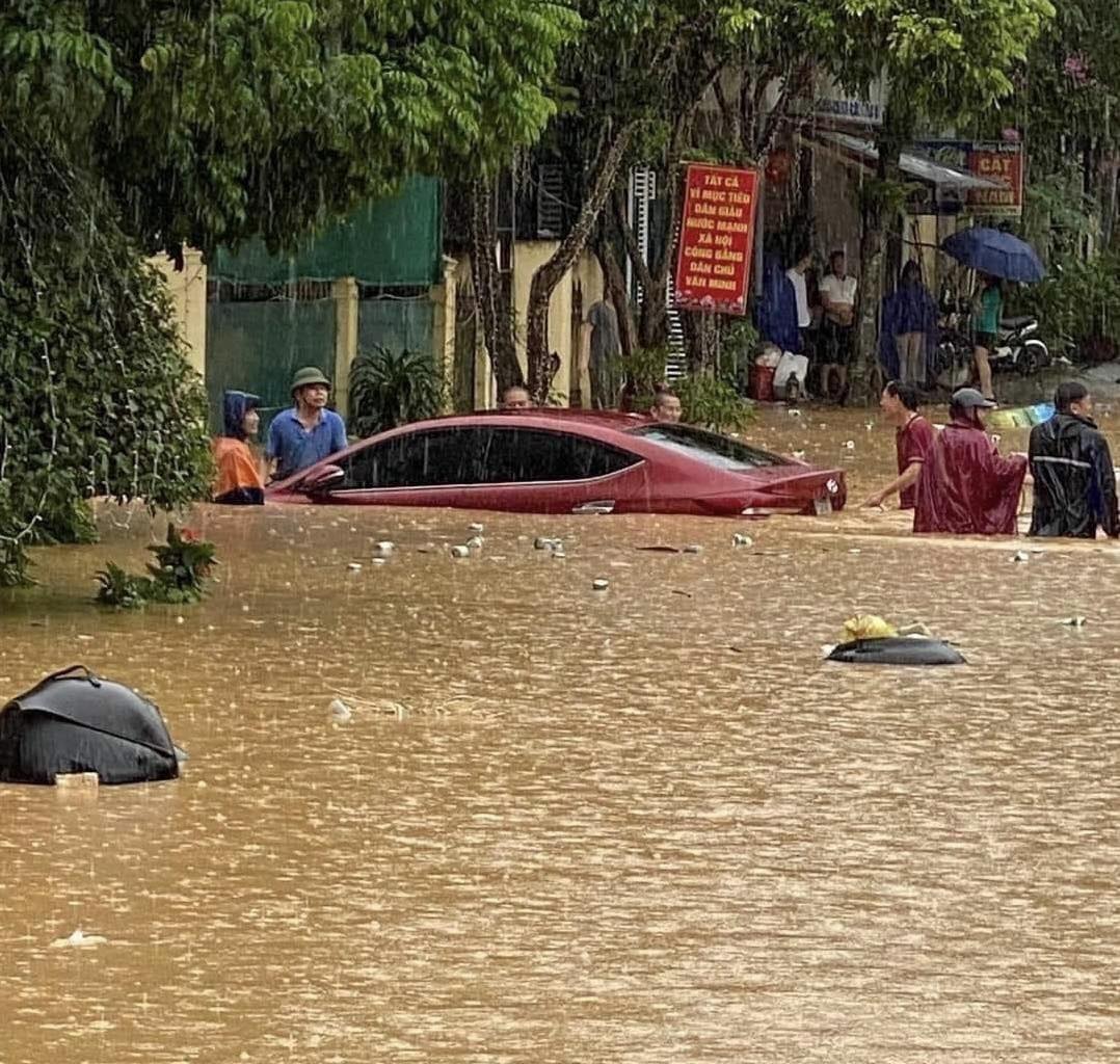 Dân sinh - Không kịp thoát khỏi nước lũ, 40 học sinh phá nóc nhà kêu cứu (Hình 4).