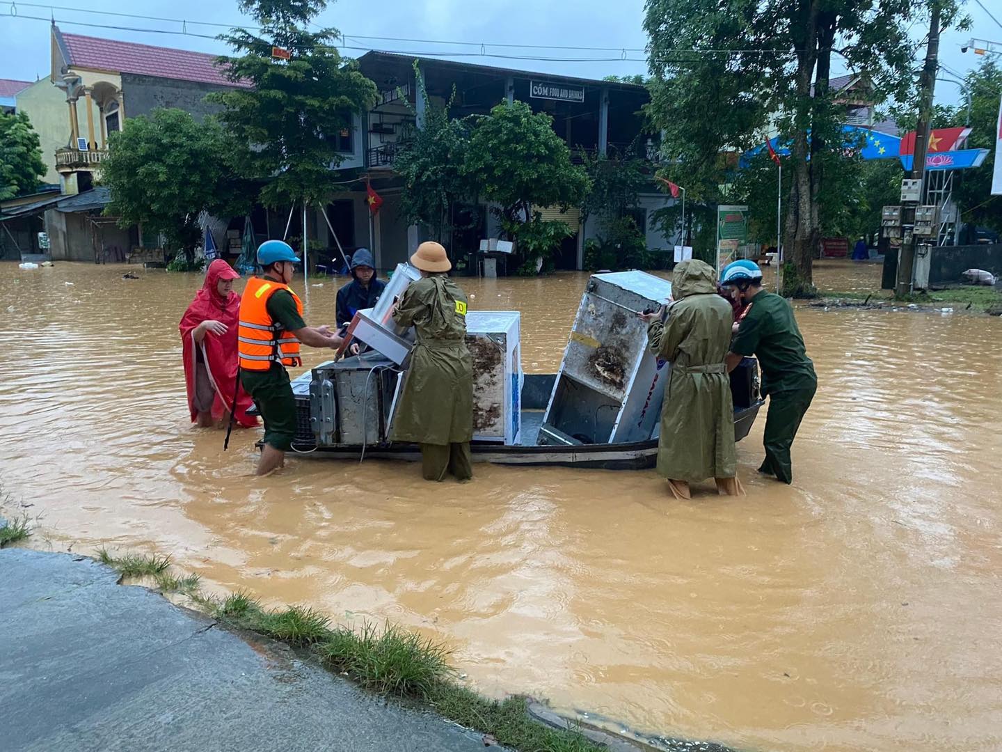 Dân sinh - Nghệ An: 1 người mất liên lạc, trên 5.000 người phải sơ tán do mưa lũ (Hình 3).