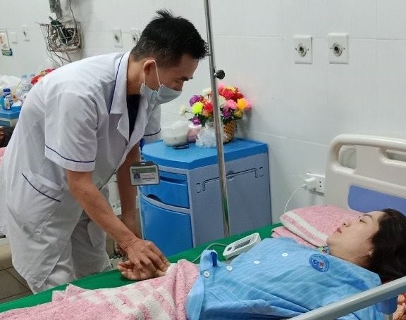 Dân sinh - Vụ 2 cô giáo bị đất đá vùi lấp: Gần 1 giờ chống chọi với “tử thần” (Hình 2).